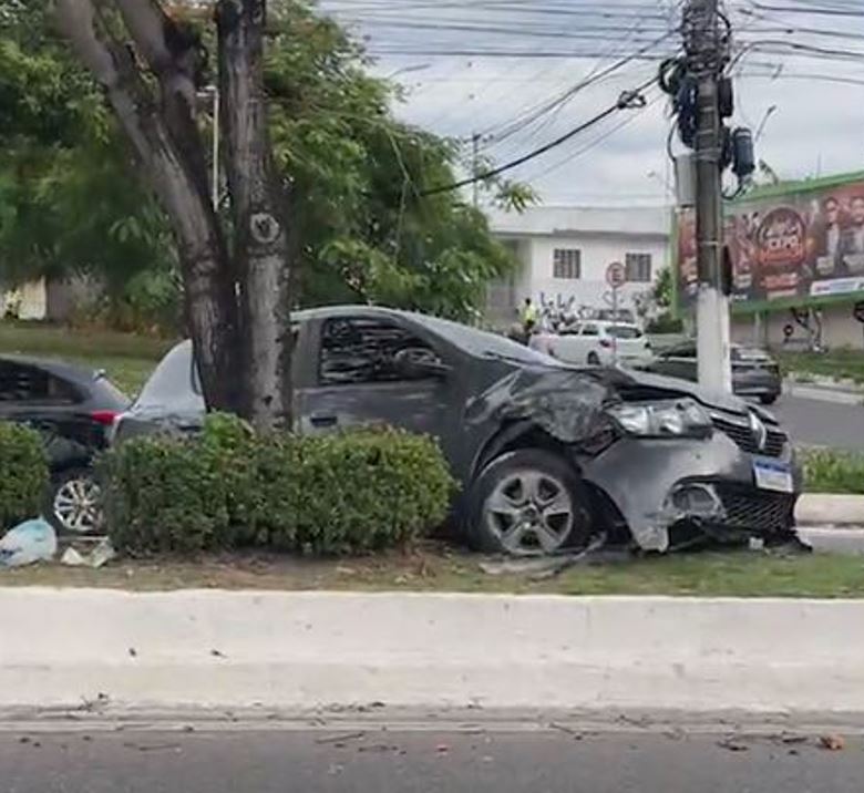 Carro invade canteiro e atinge árvore no meio da Av. Darcy Vargas