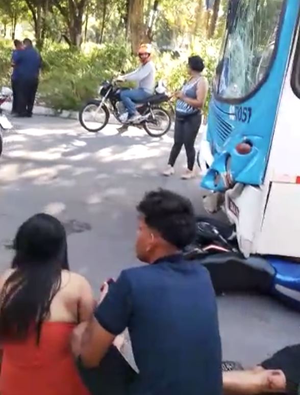 Casal vai parar no hospital ao ter moto atropelada por ônibus em Manaus 