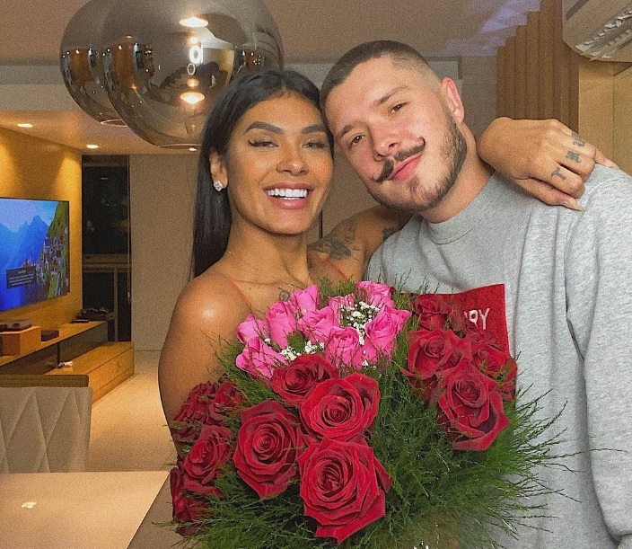 Noivo de Pocah xinga BBB por áudio de gemidos da funkeira: 'respeito no c*'