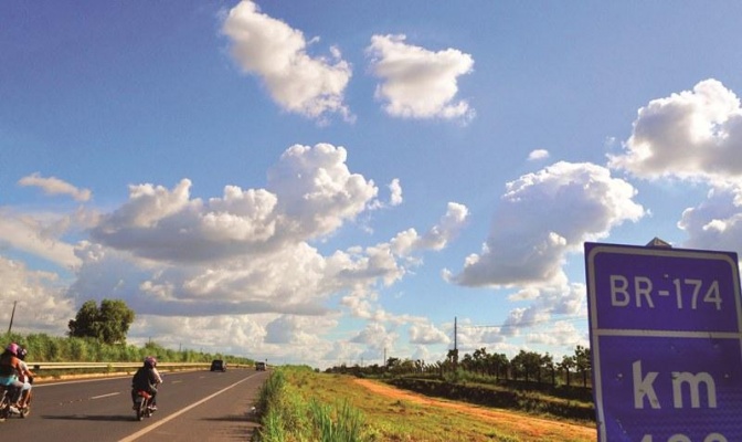 Carreta tomba ao bater em buraco na BR-174, no Amazonas