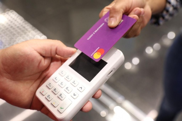 Homem é preso após 'estourar' cartão de crédito roubado em Manaus