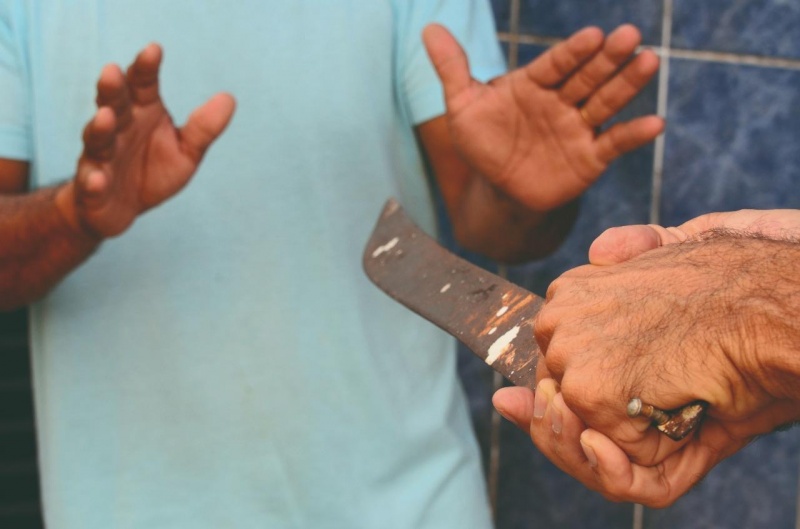 Vizinho tenta matar homem a golpes de terçado durante confusão em Manaus