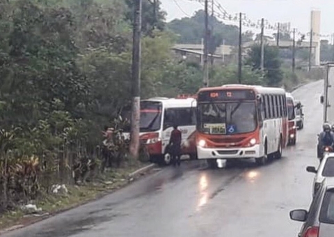 Micro-ônibus perde controle e colide com poste em avenida de Manaus 