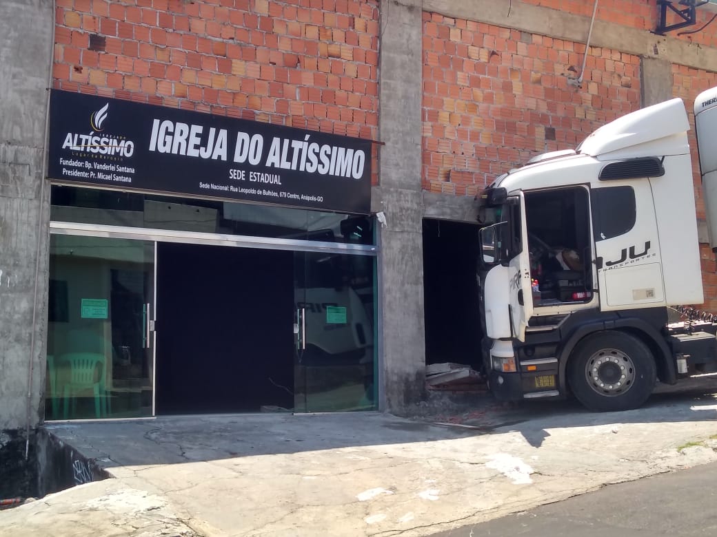 Carreta perde controle e invade igreja em Manaus; veja fotos