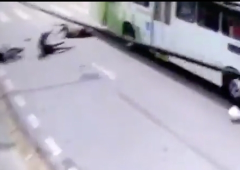 Vídeo: ônibus arrasta casal de motoqueiros em avenida de Manaus 