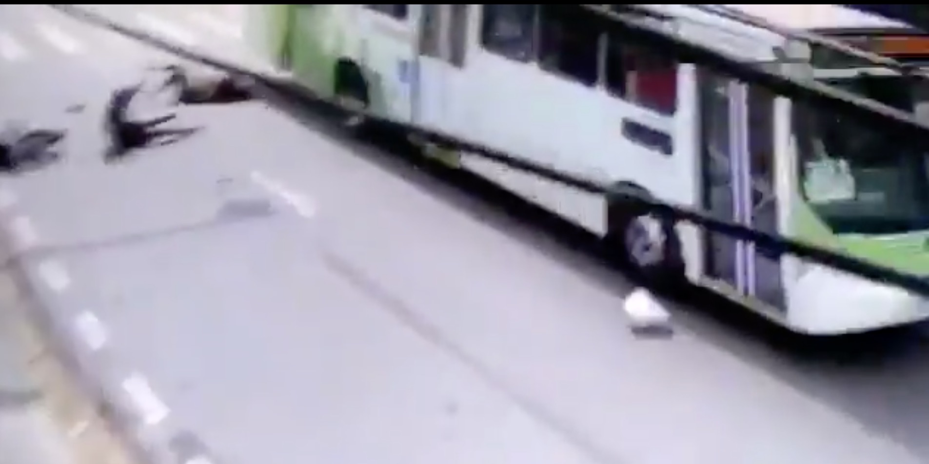 Vídeo: ônibus arrasta casal de motoqueiros em avenida de Manaus 