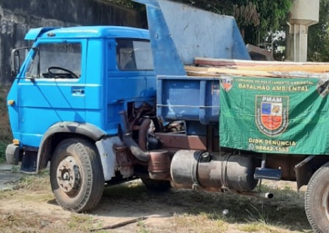 Homem é detido em caminhão com madeira ilegal em rodovia no Amazonas 