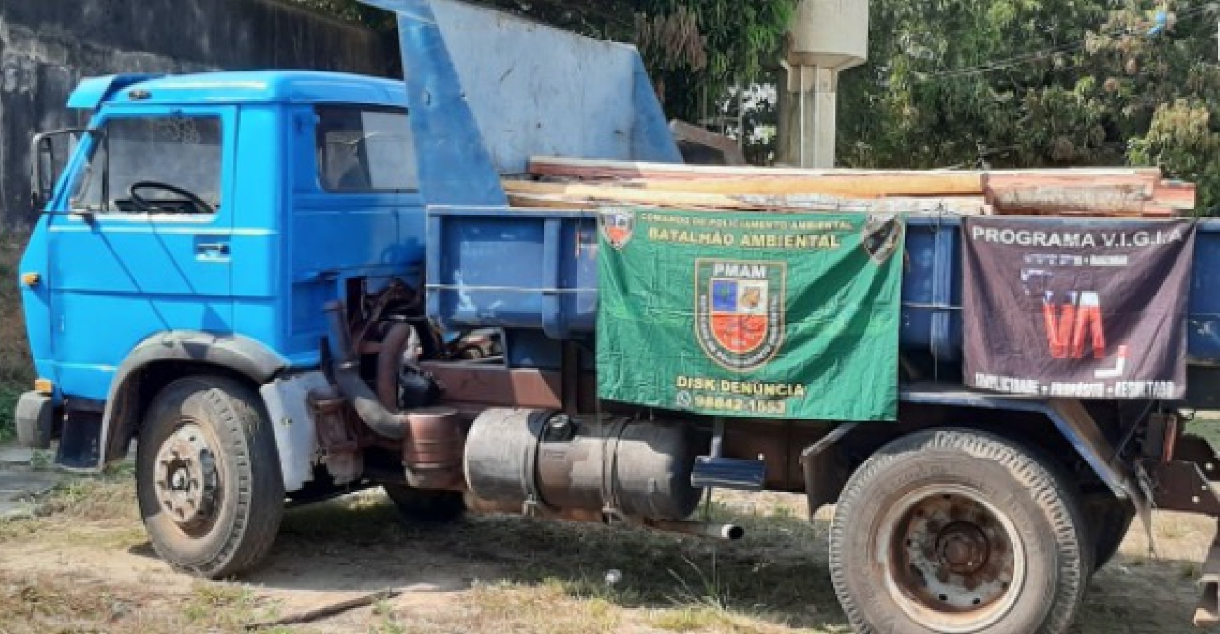 Homem é detido em caminhão com madeira ilegal em rodovia no Amazonas 