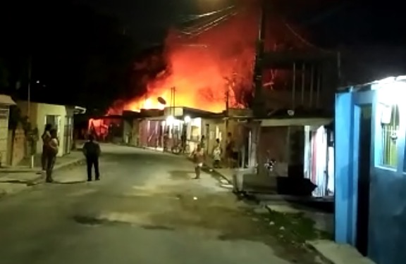 Fumaça ressurge em destroços e moradores temem novo incêndio em Manaus