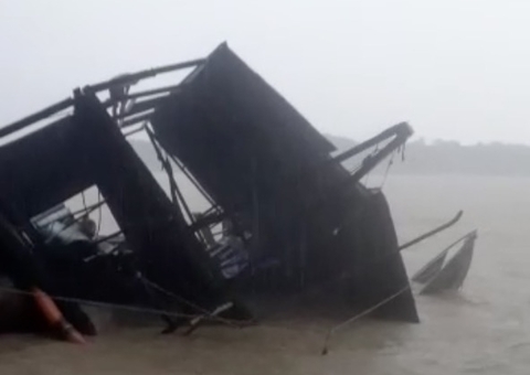 Forte temporal faz balsa virar sobre lancha no Amazonas, confira vídeo