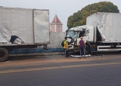 Carreta perde o controle e colide com dois caminhões em avenida de Manaus