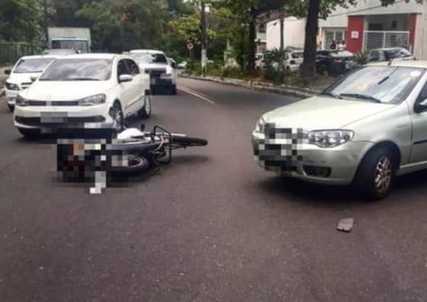Agente de trânsito é atropelado por carro em rua de Manaus