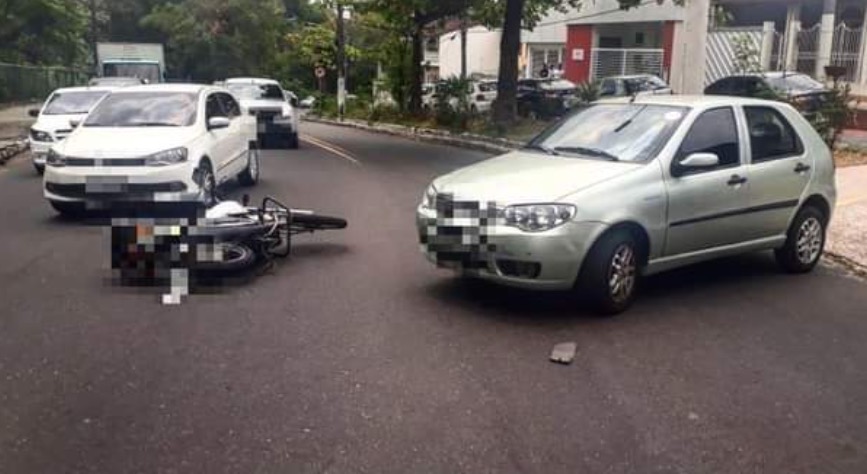 Agente de trânsito é atropelado por carro em rua de Manaus