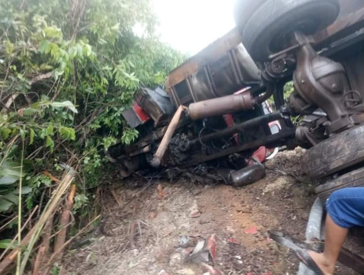 Carreta tomba na BR-174 dentro de reserva indígena 