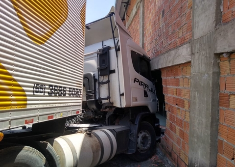 Carreta perde controle e invade igreja em Manaus; veja fotos