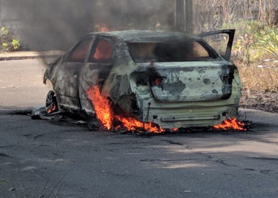 Carro é consumido pelo fogo na Ponta Negra; veja vídeo