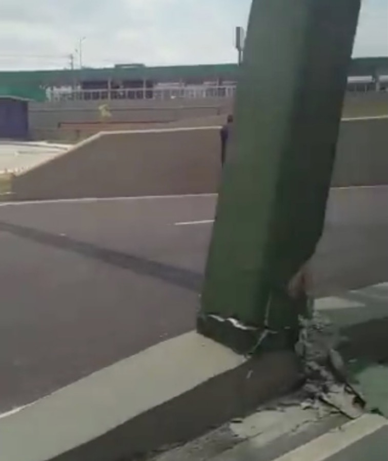 Vídeo: Caminhão bate em estrutura de viaduto e interdita tráfego em Manaus 