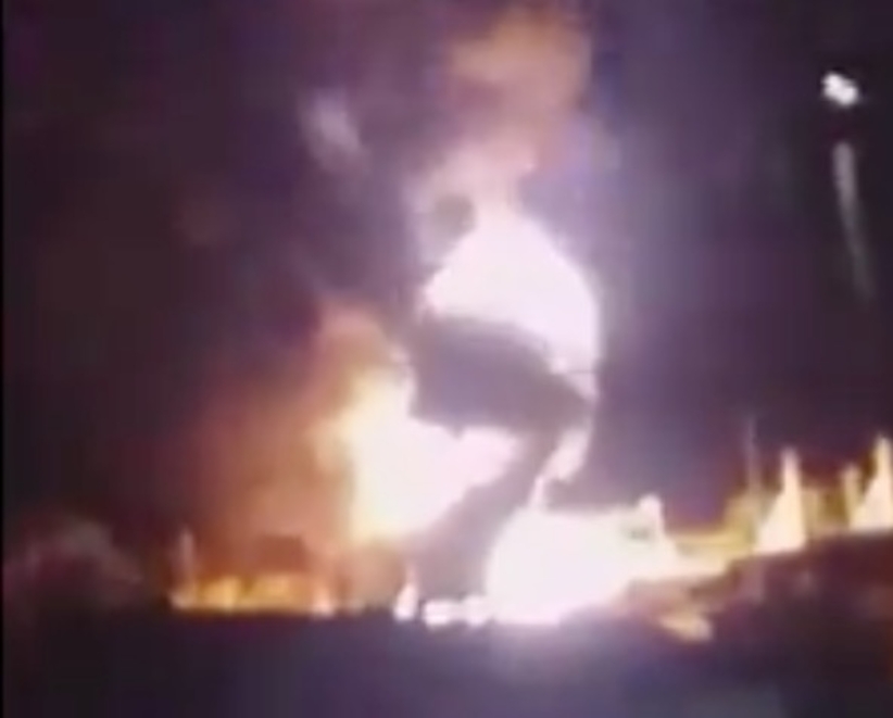 Bombeiros buscam desaparecido de incêndio em balsa no Amazonas