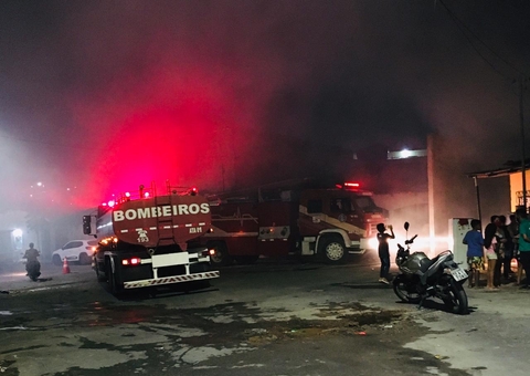 Incêndio em lixão atinge casas e assusta moradores em Manaus