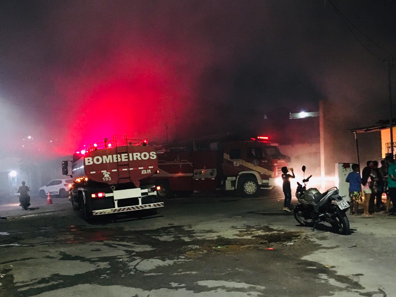 Incêndio em lixão atinge casas e assusta moradores em Manaus