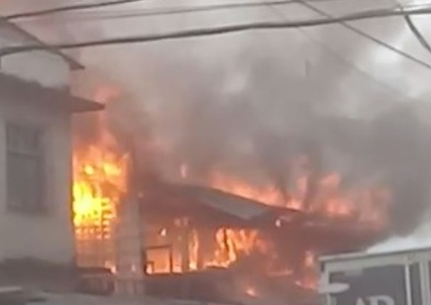 Casa fica completamente destruída após incêndio em Manaus