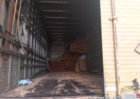 Duas pessoas são detidas com carregamento de madeira ilegal em Manaus 