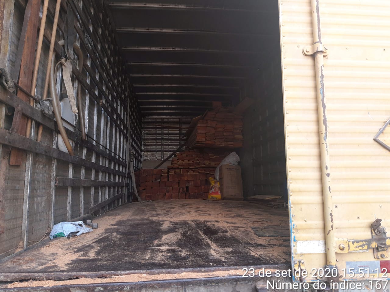 Duas pessoas são detidas com carregamento de madeira ilegal em Manaus 