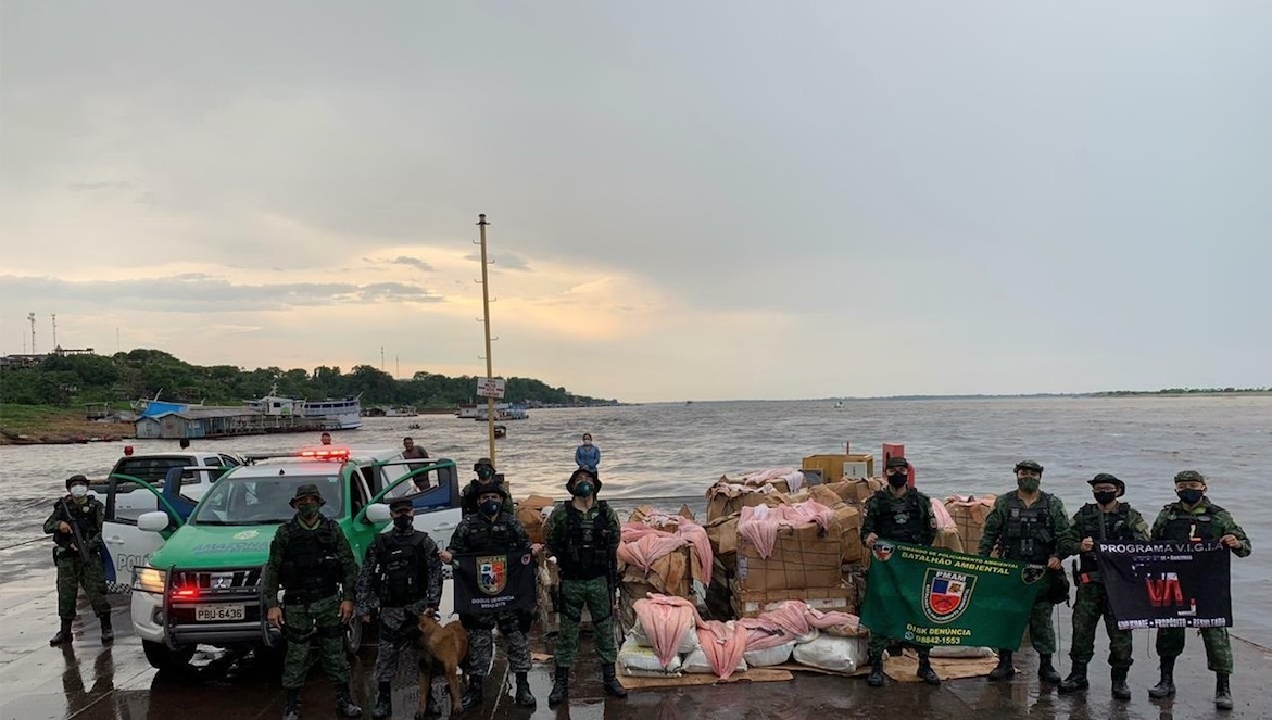 Dupla é presa com 9,5 toneladas de pescado ilegal em porto no Amazonas 