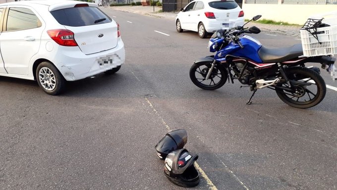 Acidente entre carro e motocicleta deixa homem ferido no Amazonas