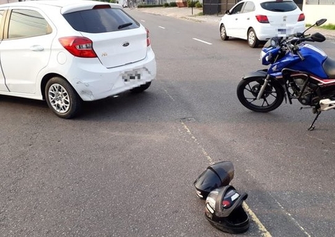 Acidente entre carro e motocicleta deixa homem ferido no Amazonas