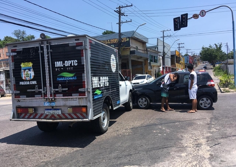 Carro tumba do IML sofre acidente a caminho de remoção em Manaus