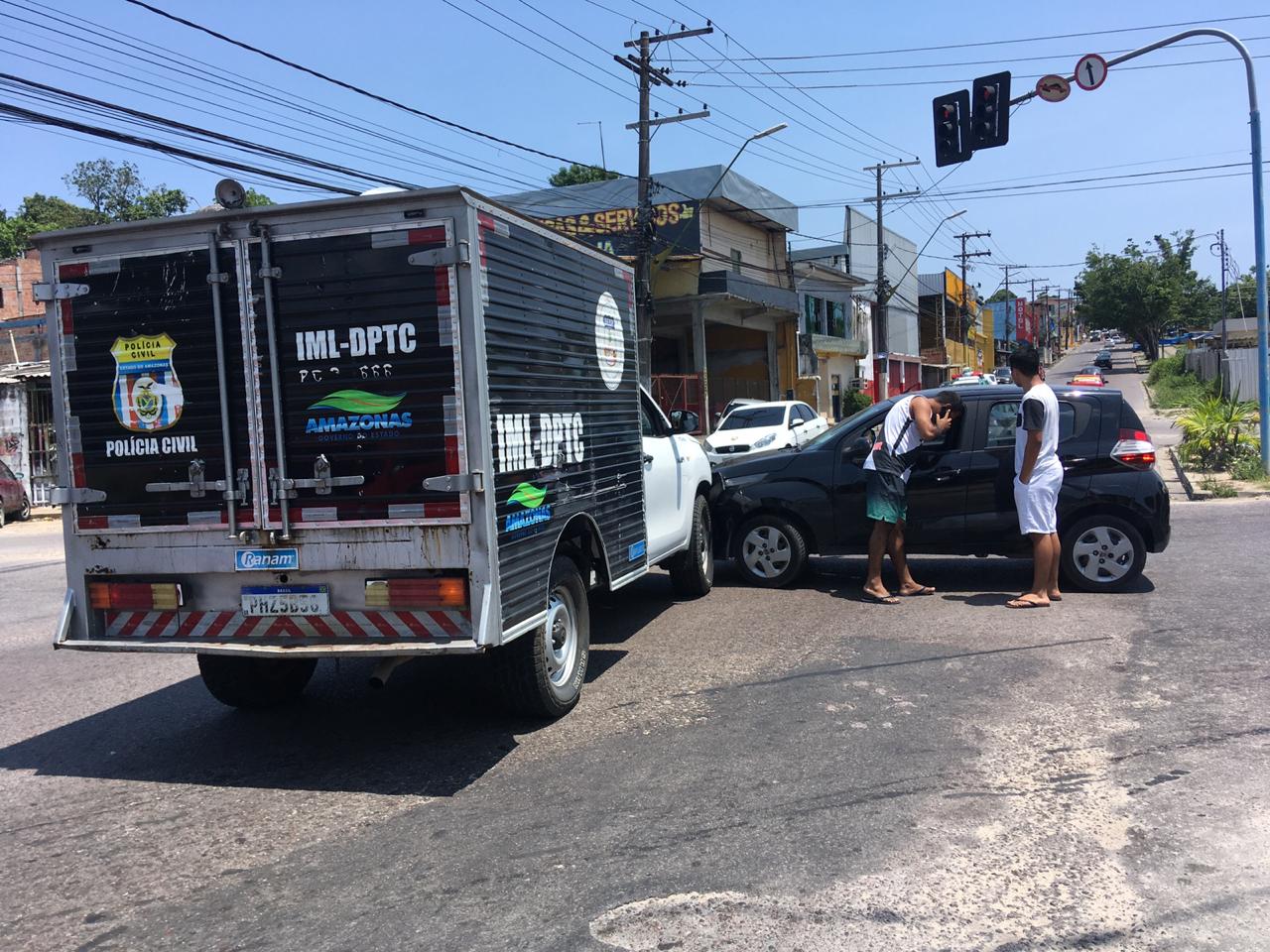 Carro tumba do IML sofre acidente a caminho de remoção em Manaus