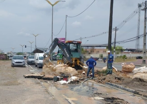 Moradores ficam sem água após adutora romper em Manaus