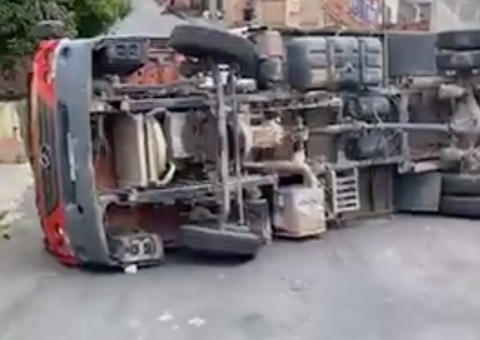 Caminhão com carga de carne bovina tomba em ladeira na zona Oeste de Manaus