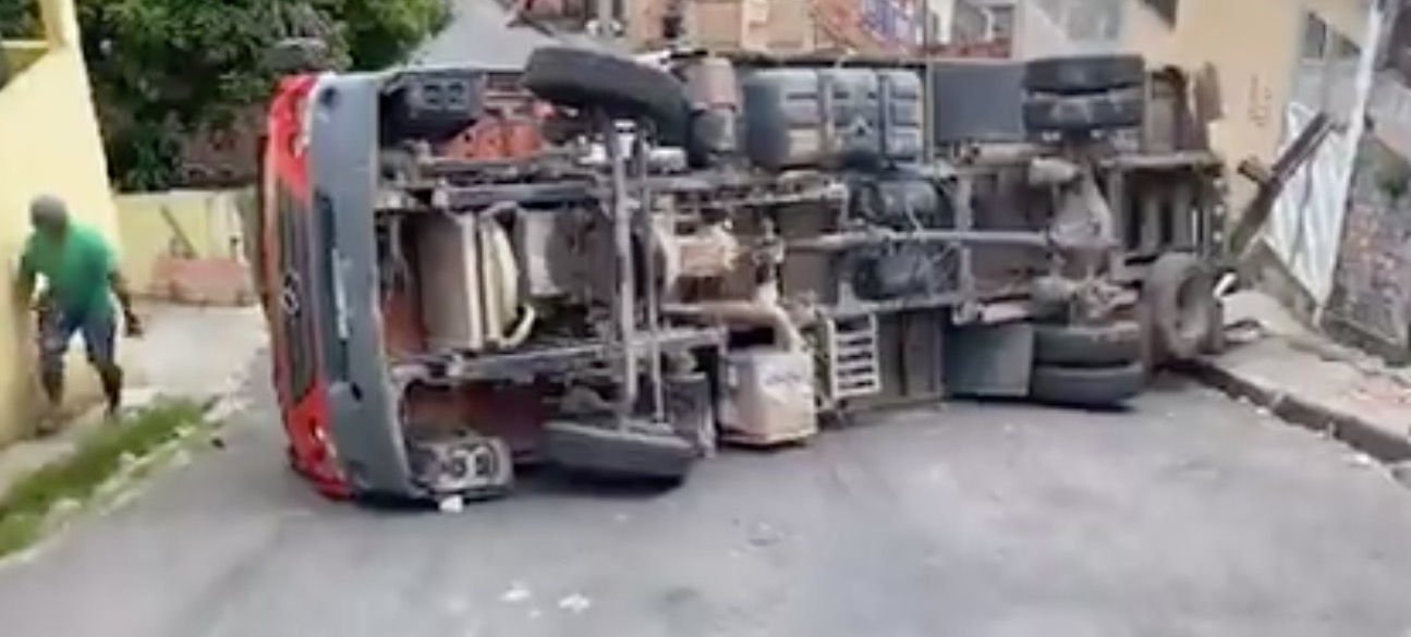 Caminhão com carga de carne bovina tomba em ladeira na zona Oeste de Manaus