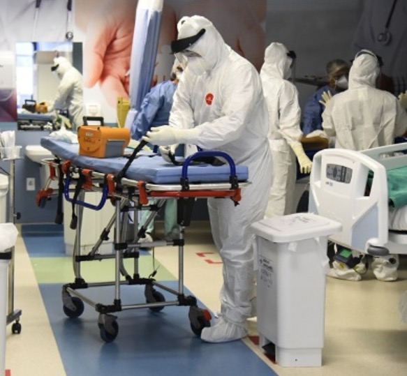 Atendimentos e internações por covid-19 voltam a subir em Manaus