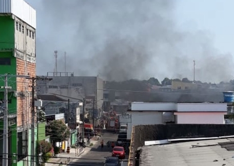 Incêndio em depósito de materiais reciclados assusta populares em Manaus