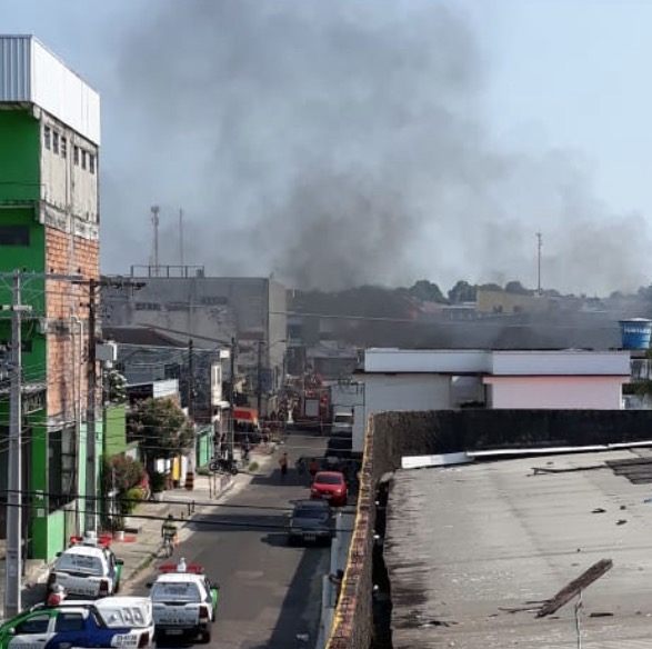 Incêndio em depósito de materiais reciclados assusta populares em Manaus