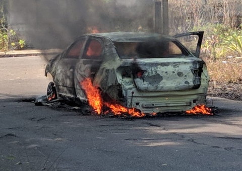 Vídeo mostra carro sendo destruído por fogo em Manaus 