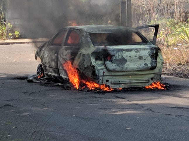 Vídeo mostra carro sendo destruído por fogo em Manaus 