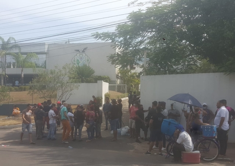 Trabalhadores protestam em frente ao Governo do Amazonas após decreto