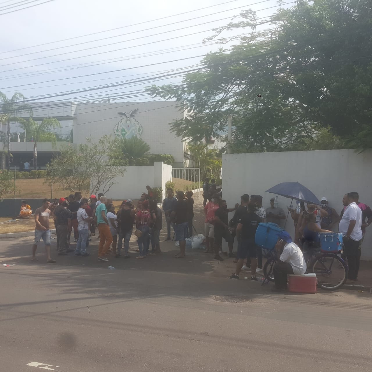 Trabalhadores protestam em frente ao Governo do Amazonas após decreto
