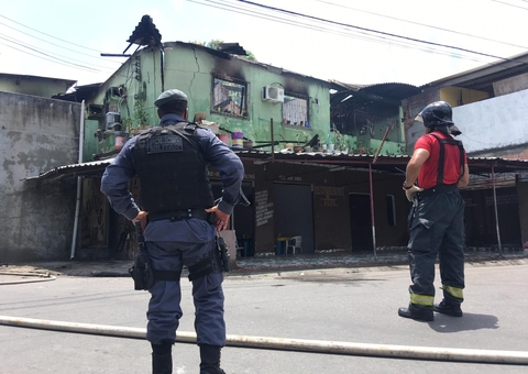 Restaurante pega fogo e fica destruído em Manaus 
