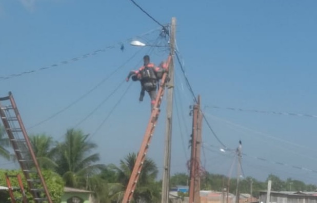 Técnico de energia fica pendurado ao levar choque em poste no Amazonas