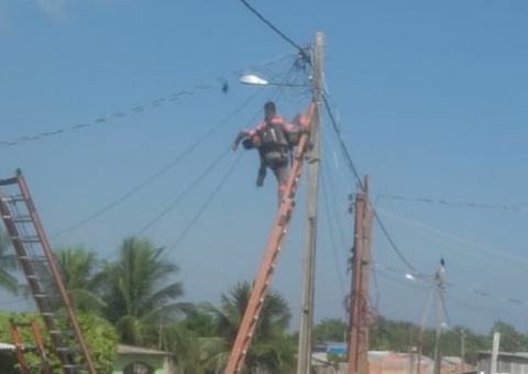 Vídeo: Veja resgate de técnico 'grudado' em poste após choque no Amazonas