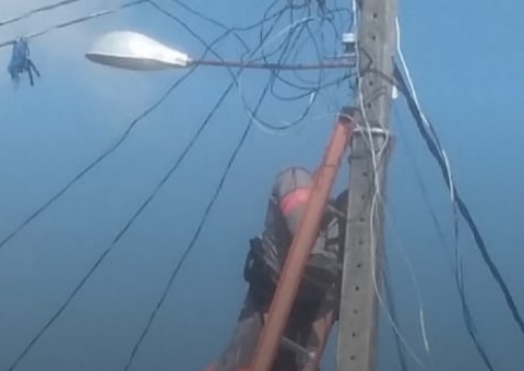 Técnico de energia fica pendurado ao levar choque em poste no Amazonas
