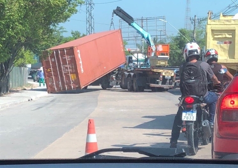 Container cai de carreta na Bola da Suframa 