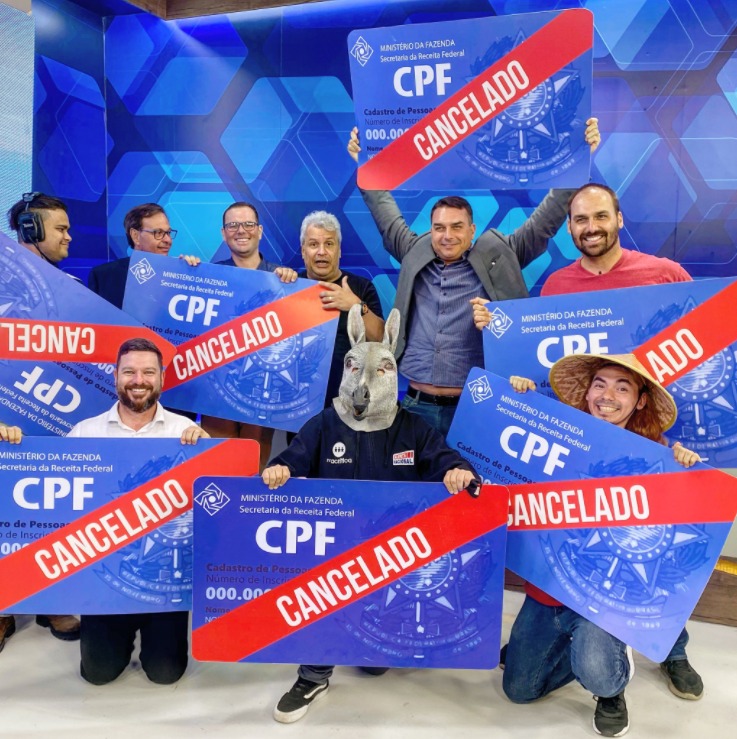 Flávio Bolsonaro é detonado por falta no MPF para dançar 'boga' com Sikêra