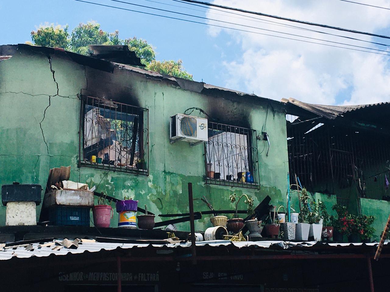 Restaurante pega fogo e fica destruído em Manaus 