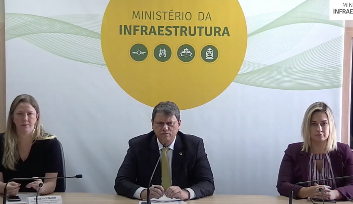 Ministro diz que pavimentação de trecho da BR-319 fica para 2021